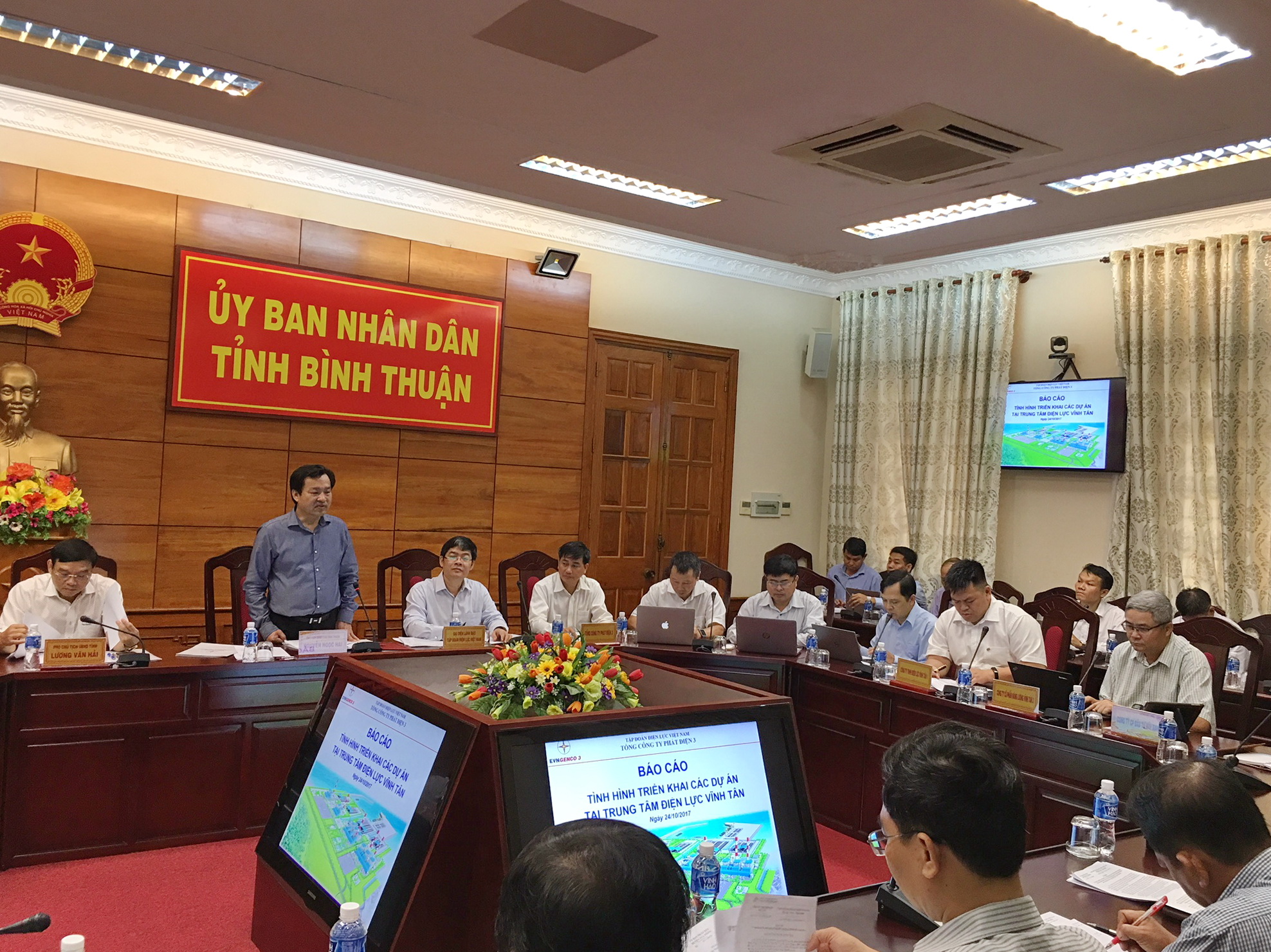 Binh Thuan People 's Committee compliments Vinh Tan 4 Thermal Power Plant on its effort to closely bring two units to commercial generation.