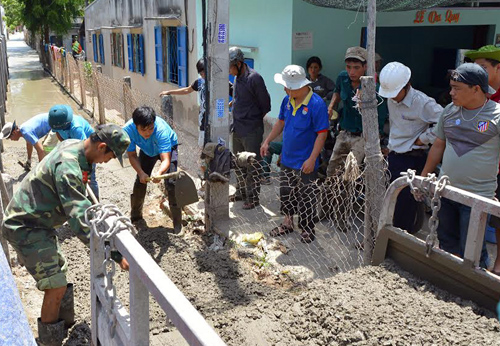 Đoàn thanh niên Genco3 xây dựng đường bê tông tại xã Vĩnh Tân