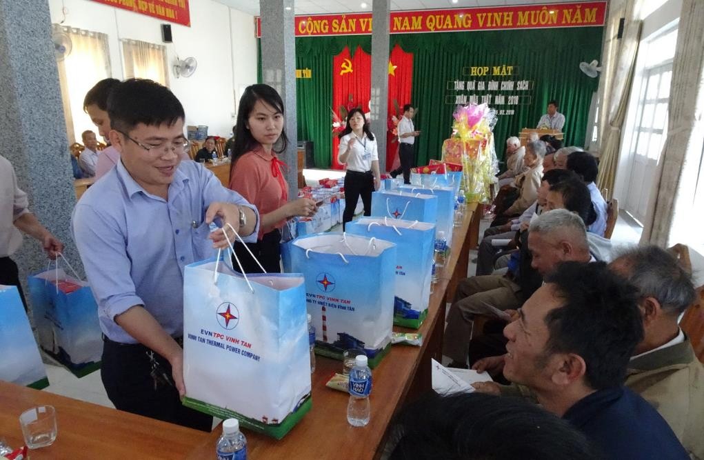 Vinh Tan Thermal Power Company presented Tet gifts to families under the social policy of Vinh Tan Commune