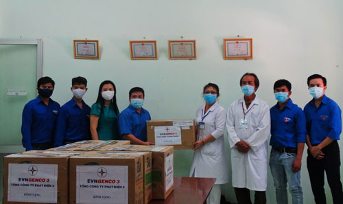 Tặng khẩu trang và nước sát khuẩn cho các đơn vị Y tế trên địa bàn tỉnh Bình Thuận
