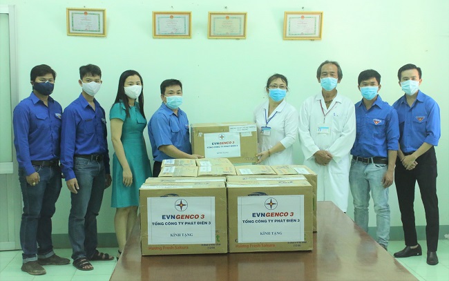 EVNGENCO 3 tặng khẩu trang, nước sát khuẩn cho các đơn vị huyện Tuy Phong