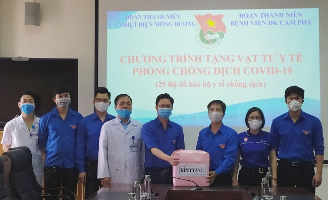 Trao tặng Bệnh viện Đa khoa Cẩm Phả 25 bộ đồ bảo hộ y tế