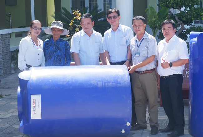 EVNGENCO 3 donates water tanks to help people overcome saline drought