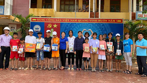 EVNGENCO 3 trao quà cho các điểm trường học