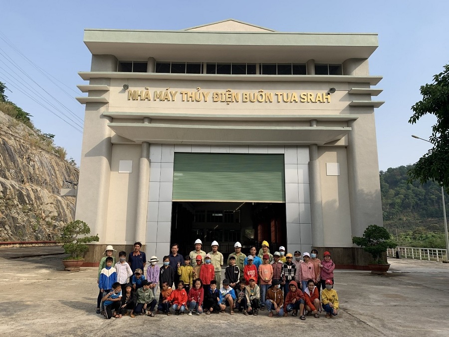 Teachers and pupils visit Buon Kuop and Buon Tua Srah Power Plants