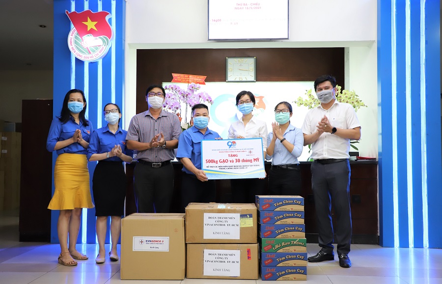 Đoàn Thanh niên EVNGENCO 3 tặng quà cho các cơ sở phòng chống dịch