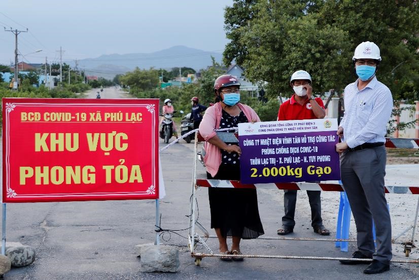 Vinh Tan Thermal Power Company donated nearly 450 million VND for COVID-19 prevention and control in Binh Thuan