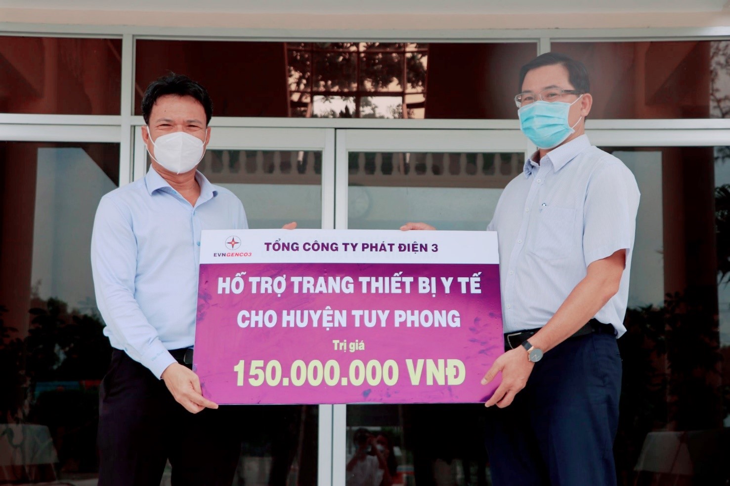 EVNGENCO3 trao tặng trang thiết bị y tế hỗ trợ công tác phòng chống dịch COVID-19 huyện Tuy Phong
