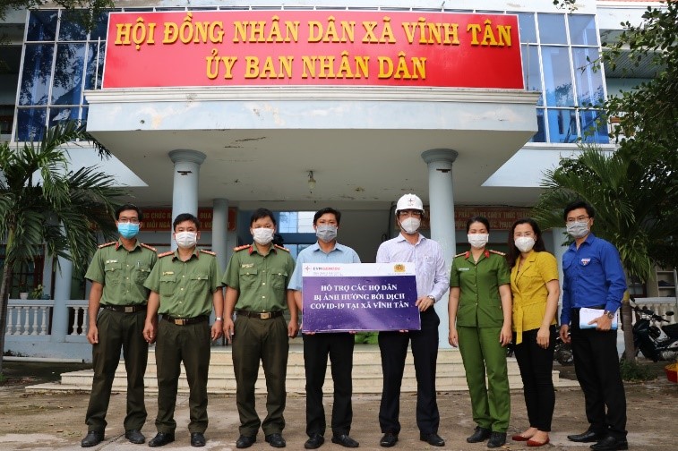 Công ty Nhiệt điện Vĩnh Tân tiếp tục hỗ trợ các hộ dân bị ảnh hưởng bởi dịch COVID-19