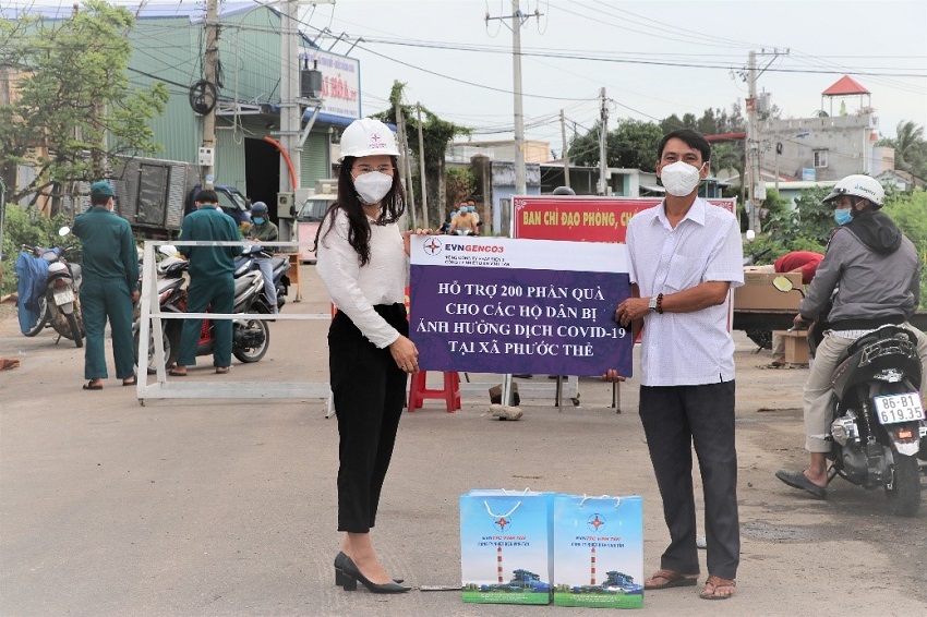 Công ty Nhiệt điện Vĩnh Tân tặng 200 phần quà cho các hộ dân tại vùng đỏ huyện Tuy Phong