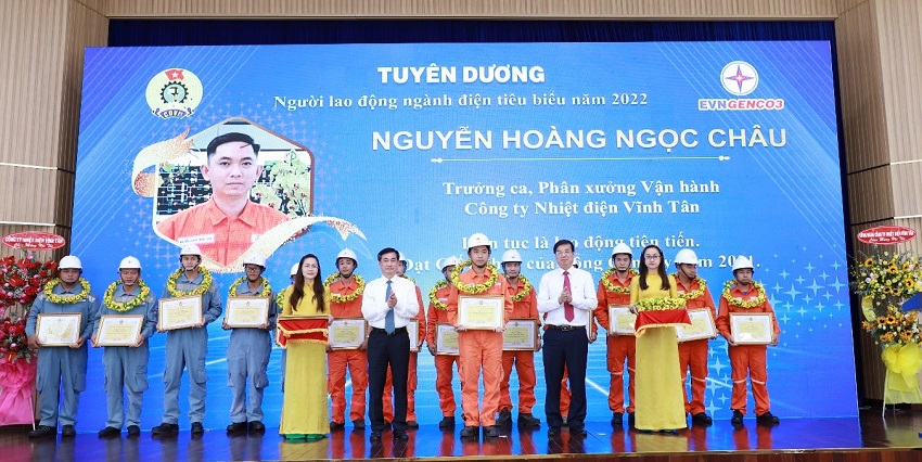 EVNGENCO3 praises and rewards 43 typical workers and 20 excellent safety and hygiene employees