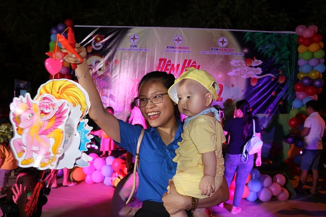 Ấm áp đêm hội trăng rằm tại Trung tâm Điện lực Vĩnh Tân