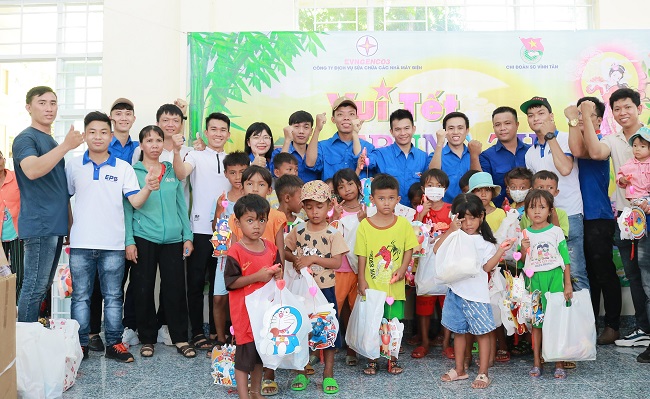 Hơn 300 em thiếu nhi có hoàn cảnh khó Bình Thuận vui đón trung thu