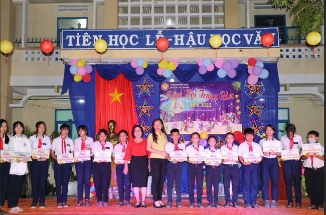 Công ty Nhiệt điện Vĩnh Tân trao học bổng cho học sinh nghèo, hiếu học huyện Tuy Phong năm 2022
