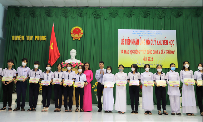 Công ty Nhiệt điện Vĩnh Tân đồng hành "Tiếp bước cho em đến trường" huyện Tuy Phong