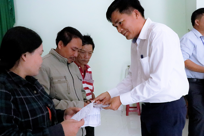 Công ty Nhiệt điện Vĩnh Tân tặng thẻ bảo hiểm y yế cho người dân khó khăn