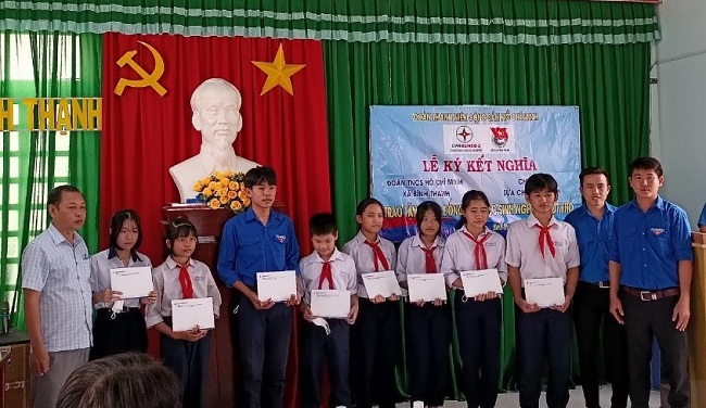 Chi đoàn Khối sửa chữa Vĩnh Tân (Công ty EPS) kết nghĩa với Xã đoàn Bình Thạnh, huyện Tuy Phong