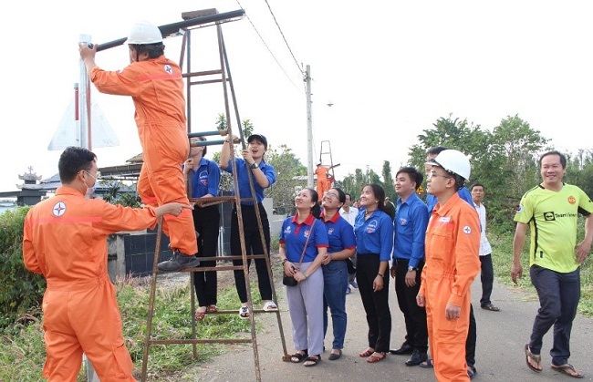 Đoàn Thanh niên Nhiệt điện Phú Mỹ thực hiện công trình “Thắp sáng đường quê”