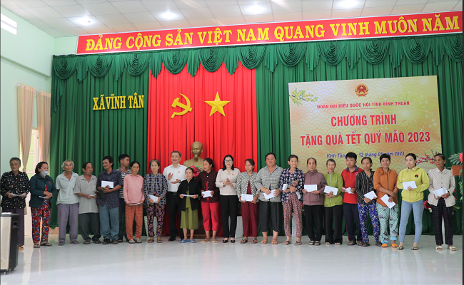 Tặng quà tết Quý Mão 2023 cho các hộ gia đình tại Bình Thuận