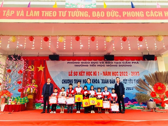 Đoàn Thanh niên Nhiệt điện Mông Dương tặng quà  Tết Nguyên đán Quý Mão năm 2023