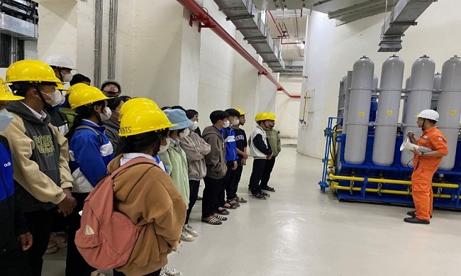 A group of students visited and learned about career orientation at the Buon Tua Srah Hydropower Plant