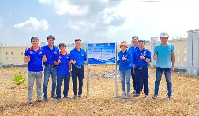 Thực hiện công trình “Hàng cây thanh niên”