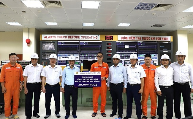 Tổng Công ty Phát điện 3 thăm, tặng quà người lao động Công ty Nhiệt điện Mông Dương