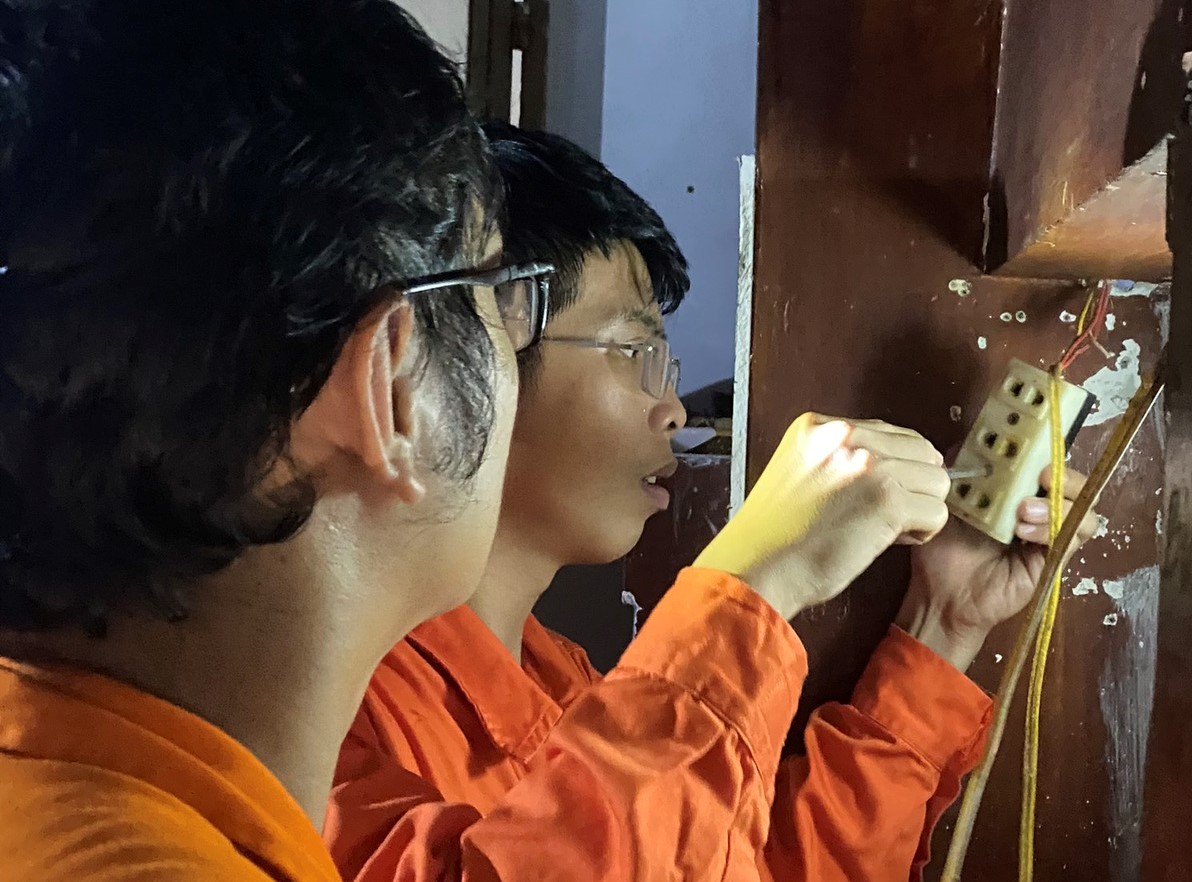 Sửa điện cho các em học sinh khó khăn, mồ côi do Covid-19