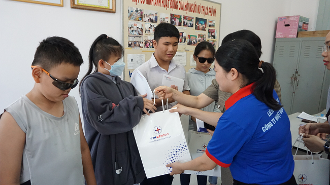 Nhiệt điện Phú Mỹ tặng quà cho các em thiếu nhi