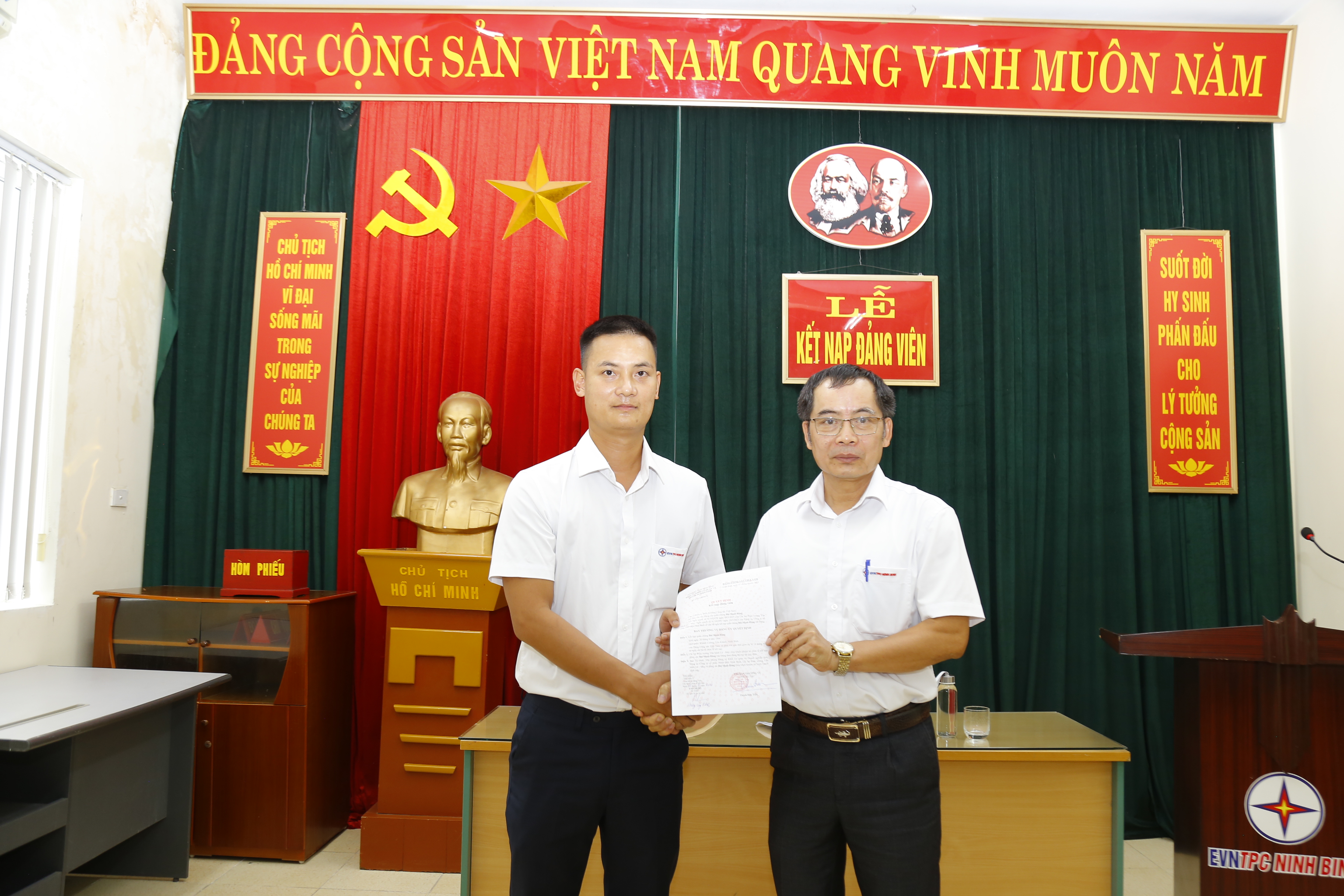 Lễ kết nạp đảng viên mới tại Đảng bộ Công ty CP Nhiệt điện Ninh Bình
