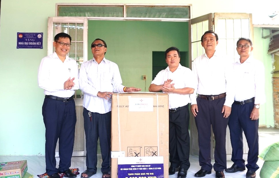 Công ty Nhiệt Điện Phú Mỹ bàn giao 5 nhà Đại đoàn kết