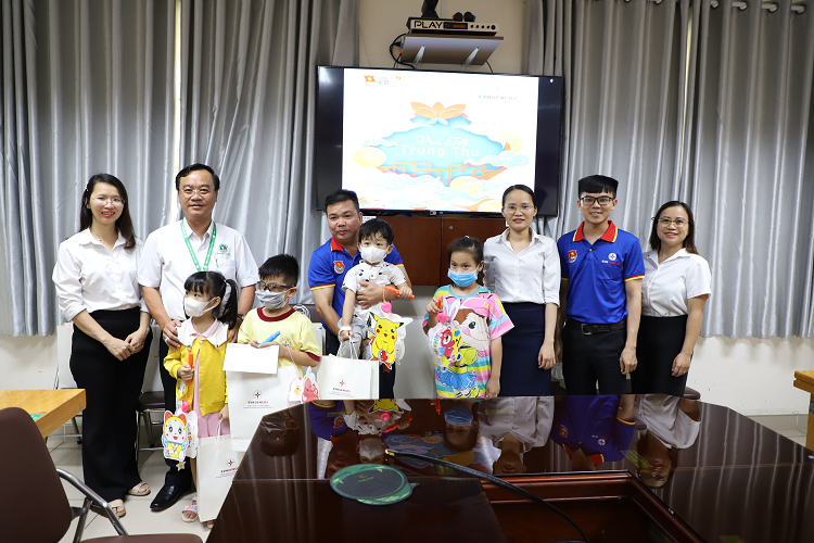 EVNGENCO 3 trao quà Trung thu cho các bệnh nhi tại Tp. HCM - HTV