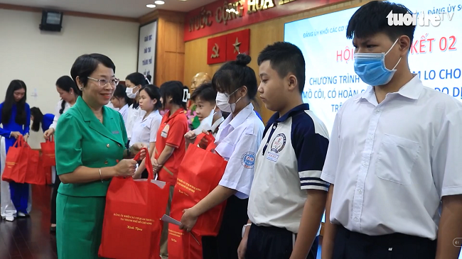 Sơ kết 2 năm hoạt động chăm lo cho 98 học sinh khó khăn do Covid-19