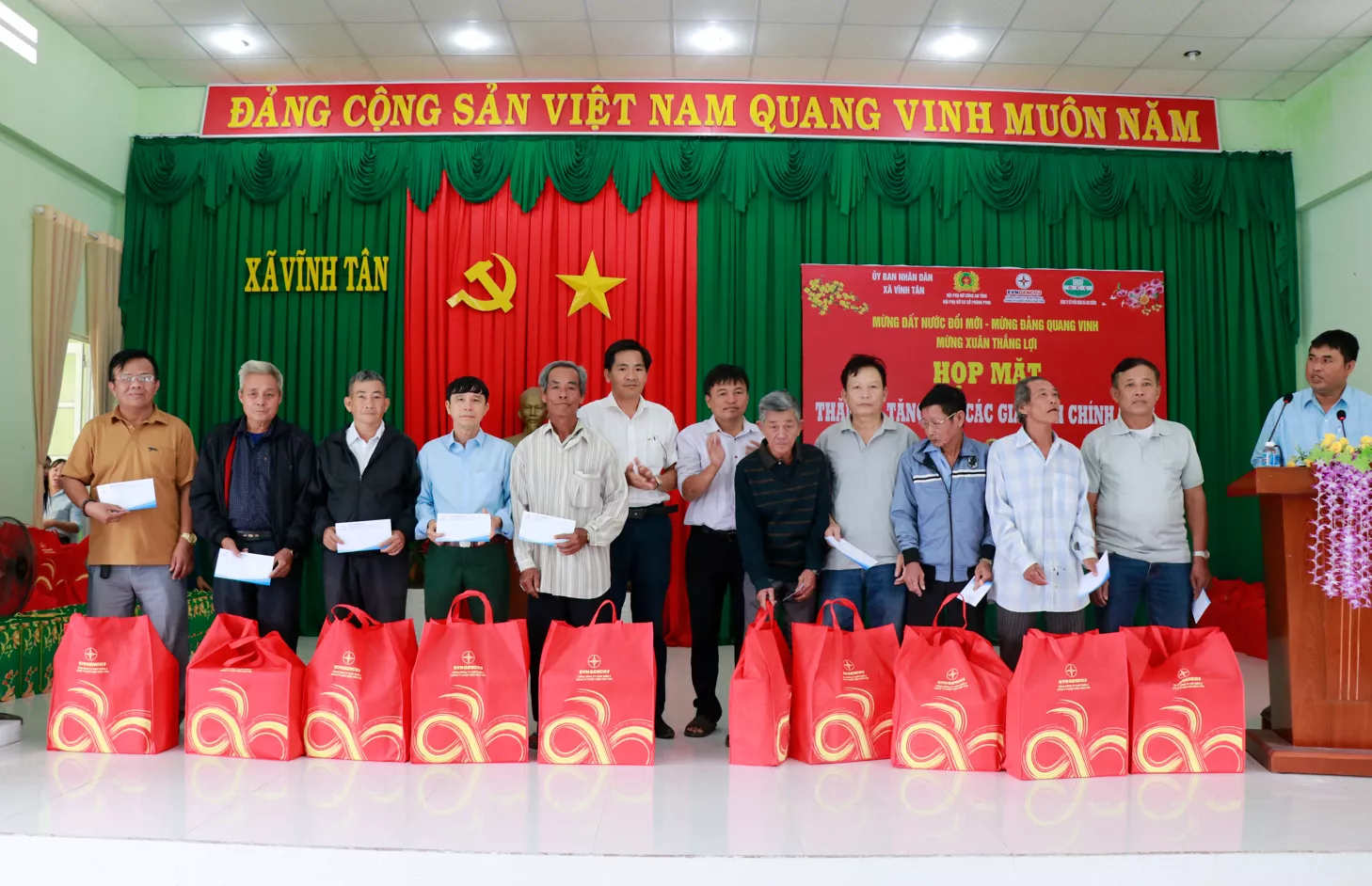 Công ty Nhiệt điện Vĩnh Tân trao quà Tết tại tỉnh Bình Thuận và Ninh Thuận