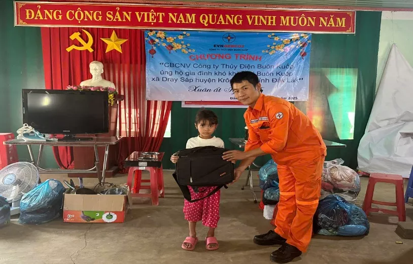 Công ty Thủy điện Buôn Kuốp mang tết đến buôn kết nghĩa