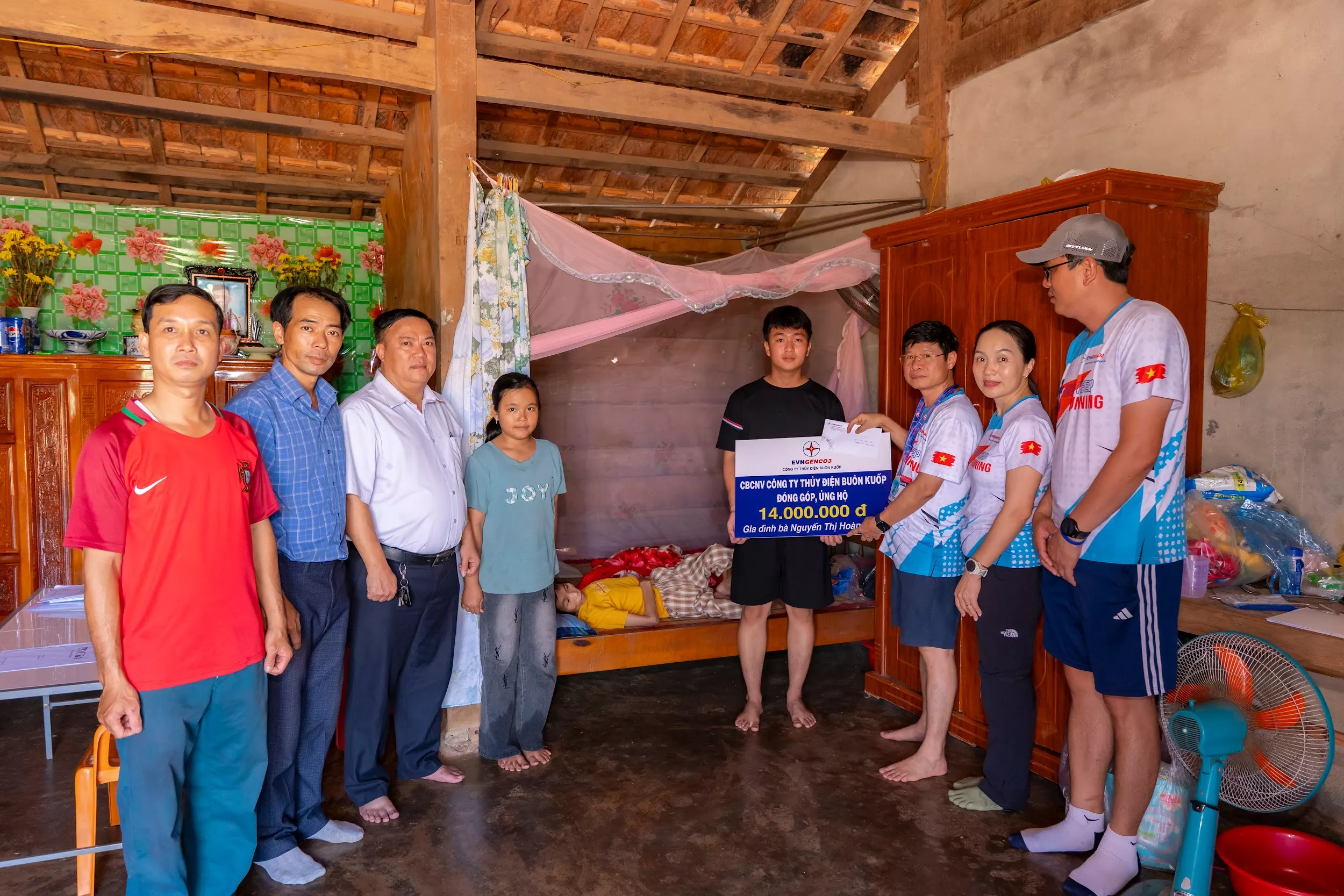 Công ty Thủy điện Buôn Kuốp quyên góp hỗ trợ gia đình khó khăn tại xã Dray Sáp