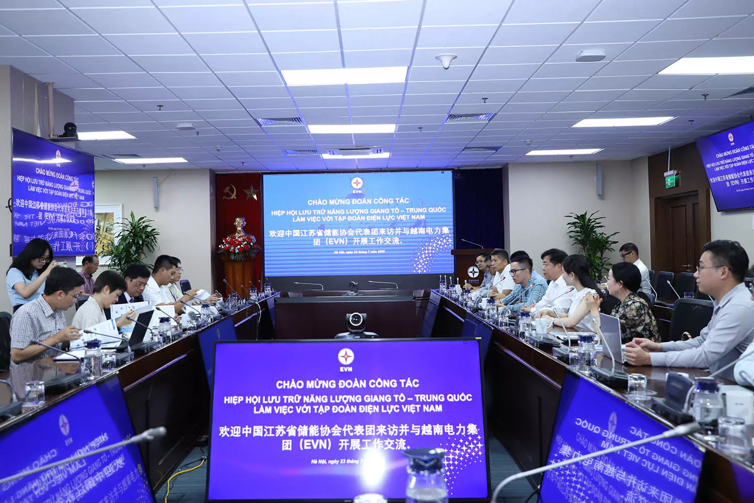 Lãnh đạo EVN làm việc với đoàn công tác Hiệp hội Lưu trữ năng lượng tỉnh Giang Tô (Trung Quốc)